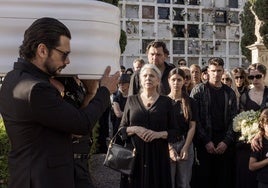 Álvaro Morte y Kiti Mánver en 'Dos tumbas'.