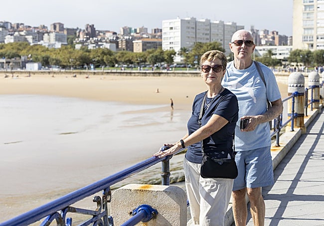Finola Sweeny y Tomás Sweeny se asoman a la Segunda de El Sardinero.