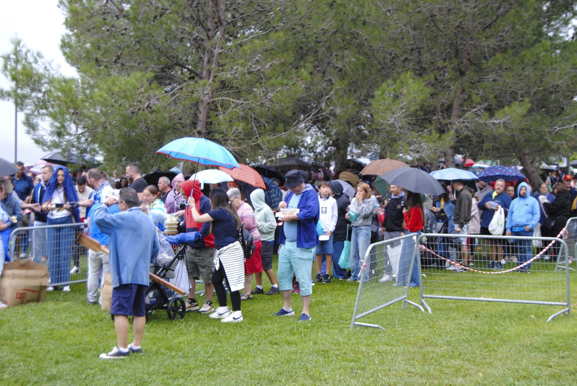 Ni la lluvia ha impedido que se formarán grandes colar para recibir la correspondiente ración. 