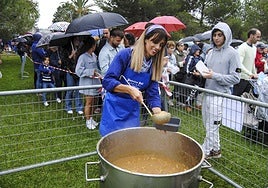 Reparto de las raciones de marmite en Santoña