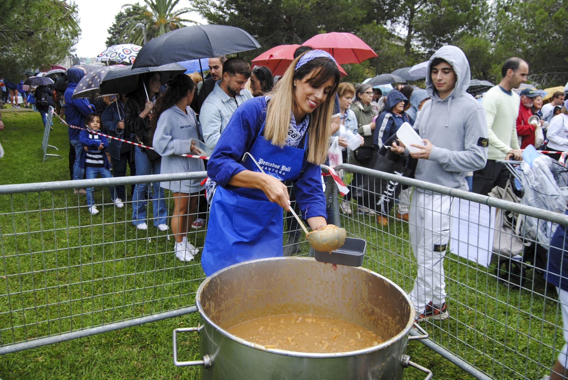 Reparto del marmite a los miles de comensales congregados en la campa del Glacis