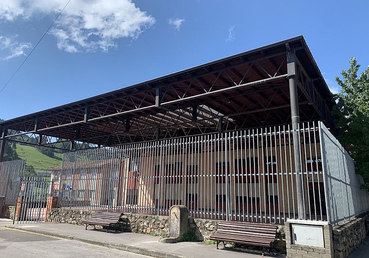 Pista cubierta de Somahoz, junto al colegio Besaya.