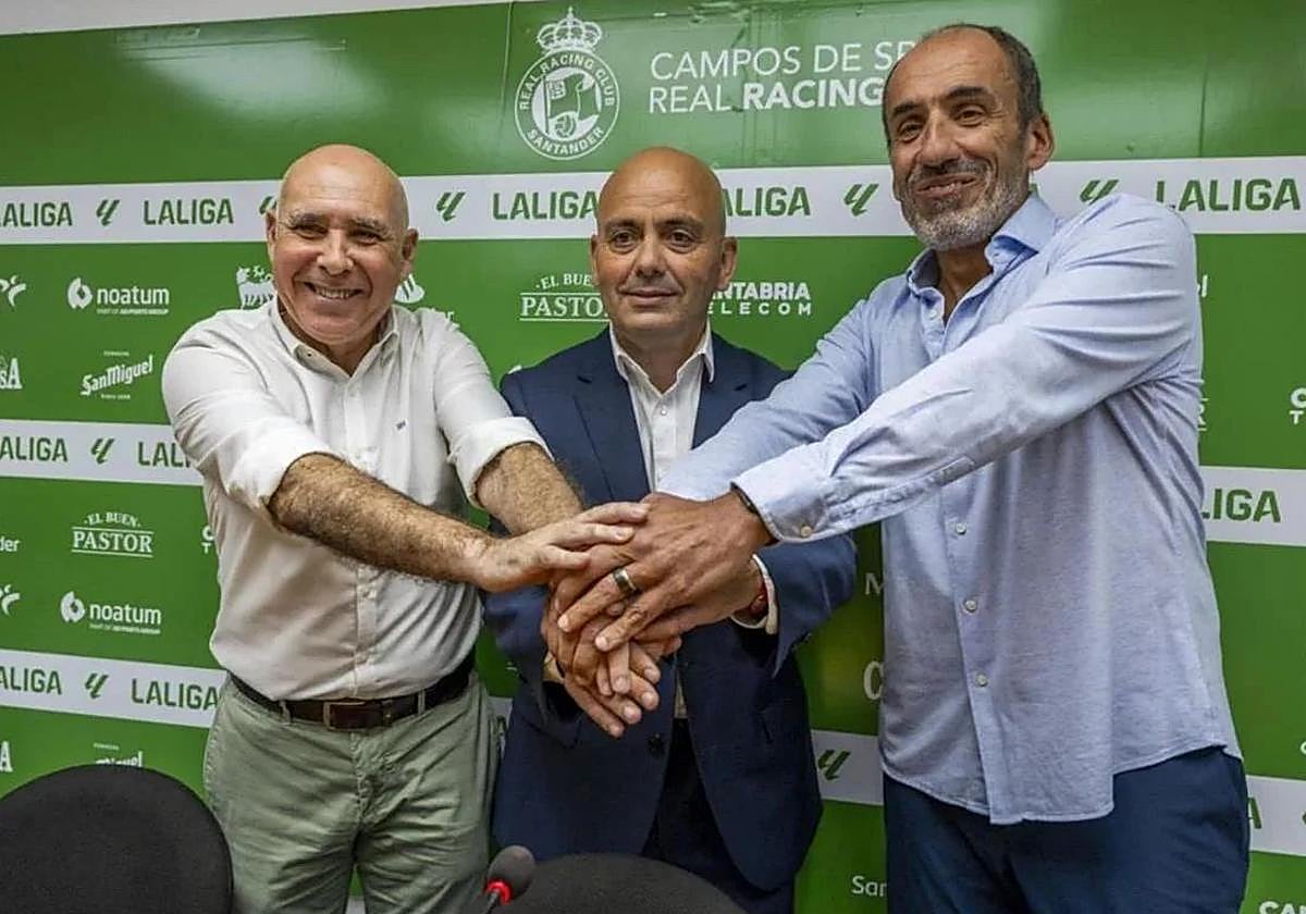 Higuera y Ceria escoltan a Chema Aragón.