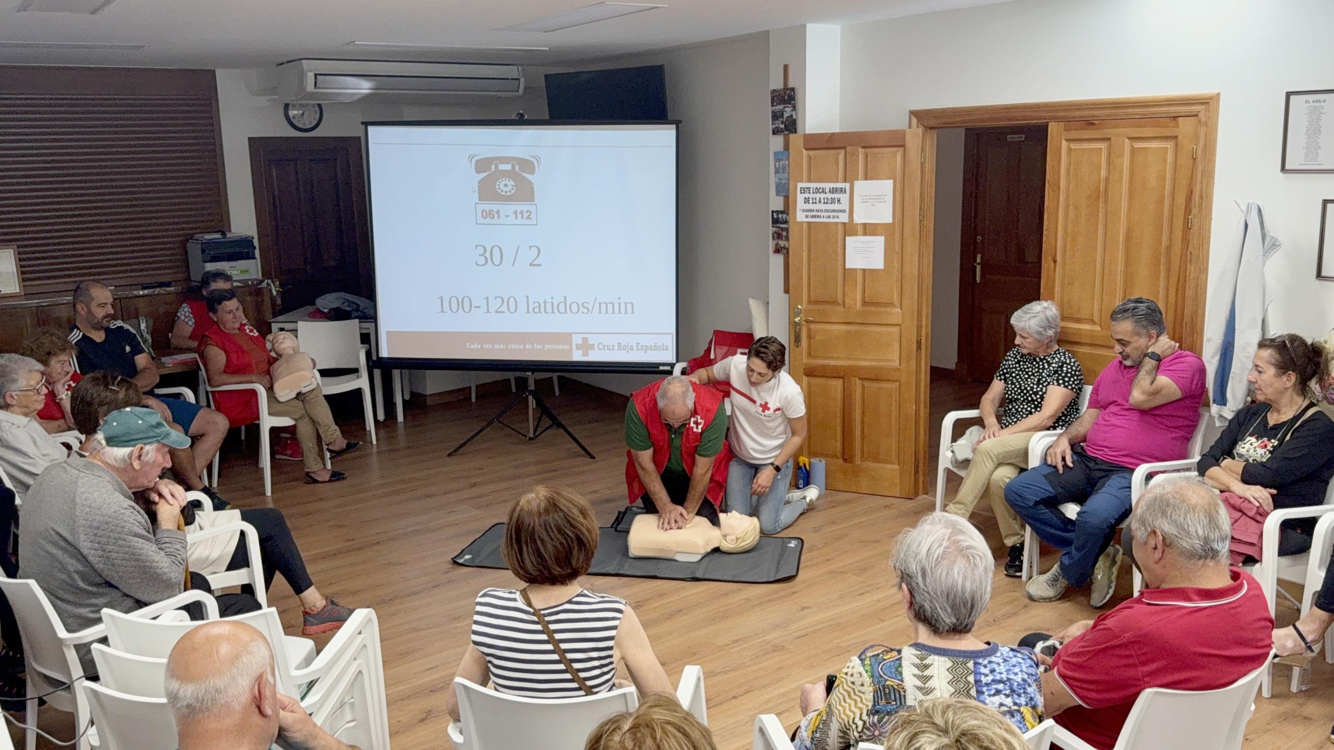Tamara Alonso enseña como realizar el masaje cardiaco durante el taller