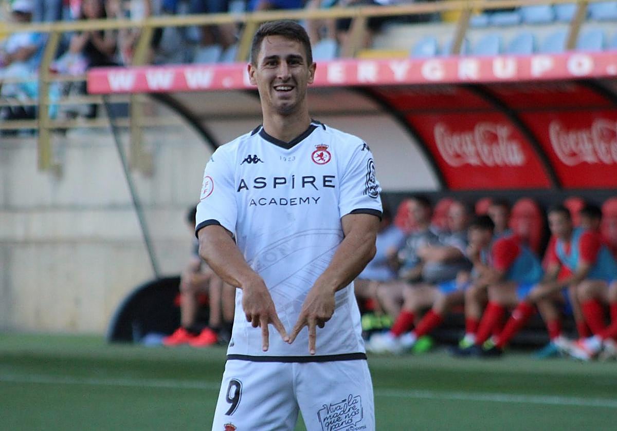 Manu Justo con lacamiseta de la Cultural.