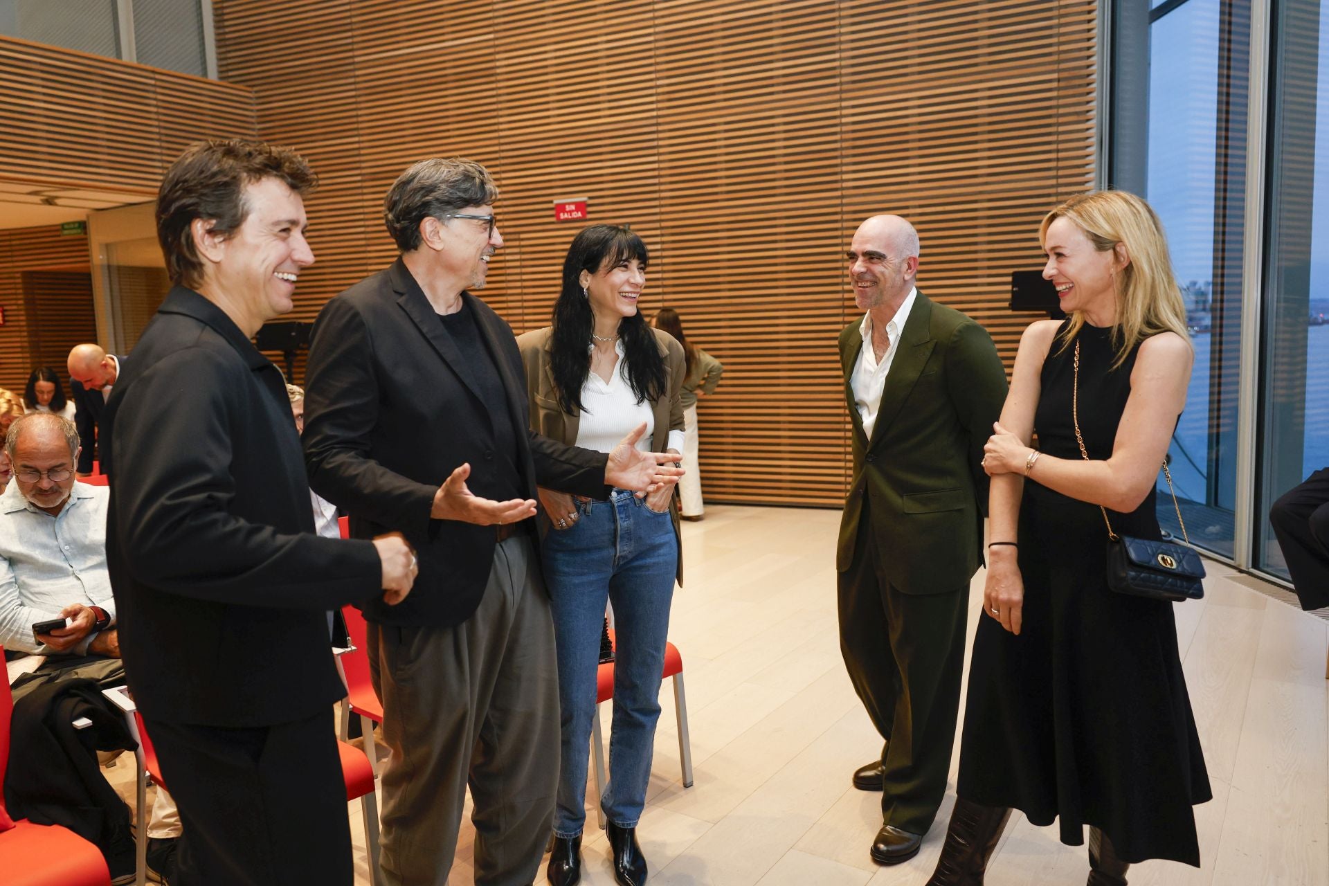 El reencuentro de compañeros de profesión; Veiga y Marta Hazas, que presentan 'Playa de Lobos', junto a Bardem, Faro Verde, su pareja Cecilia Gessa y Luis Tosar, Faro de Honor. 
