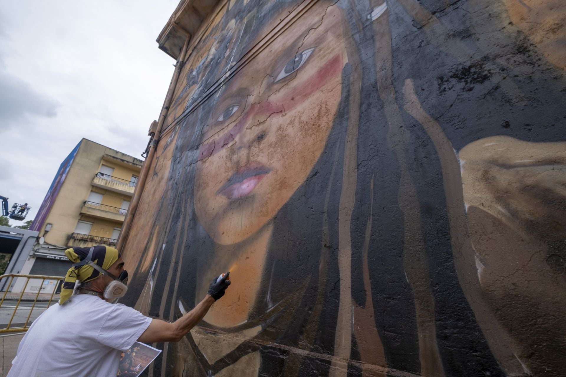 También en el paseo de Julio Hauzeur, IKR ultima detalles de su trabajo que lleva por nombre 'Luz ancestral'.