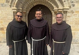 Los tres franciscanos mexicanos frente a la Puerta del Perdón del monasterio de Santo Toribio
