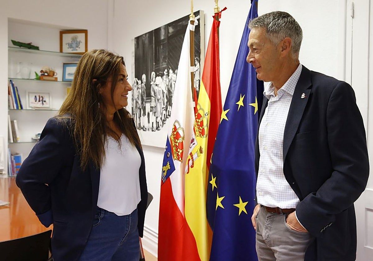 Consejera y alcalde en el encuentro mantenido en la sede regional.
