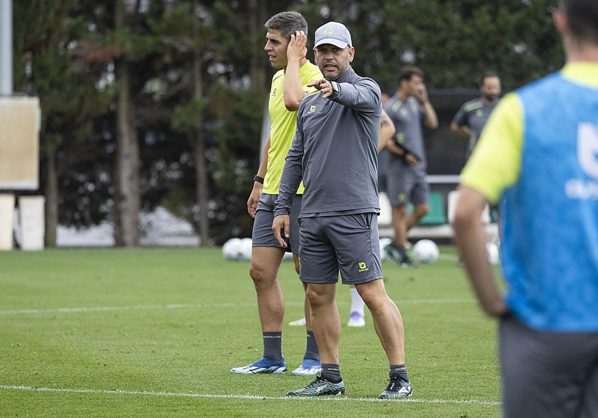 José Alberto da instrucciones a sus futbolistas durante una sesión.