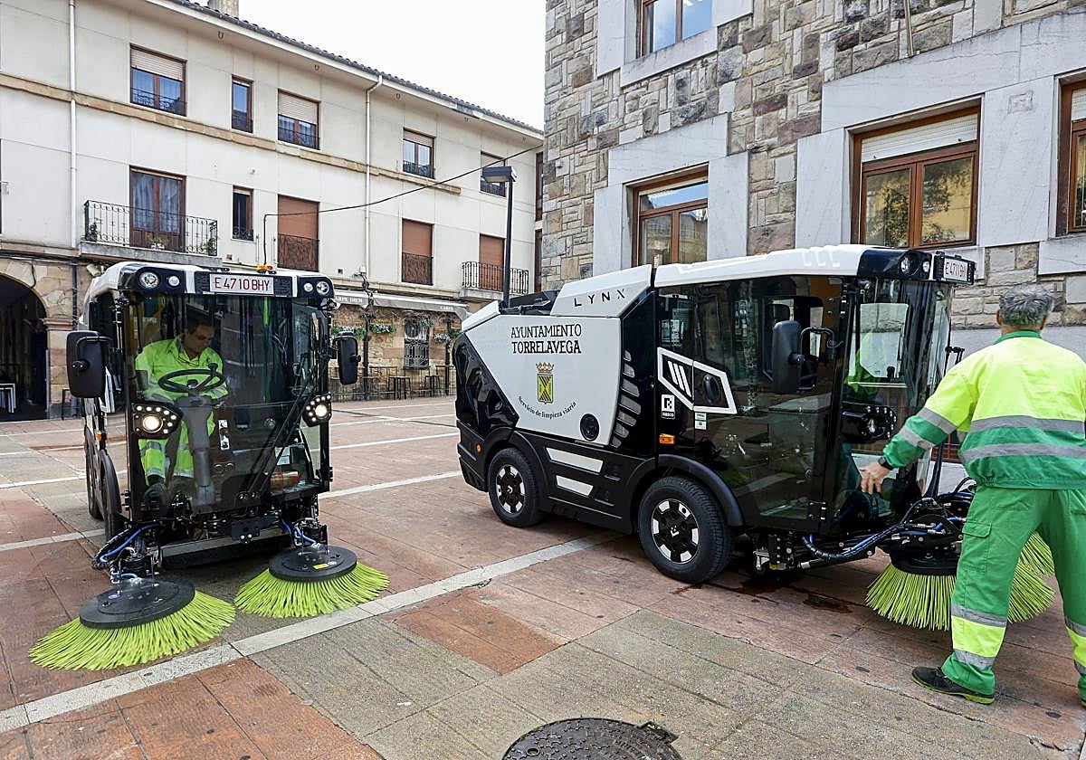 Unos operarios del servicio de limpieza probando las nuevas máquinas,