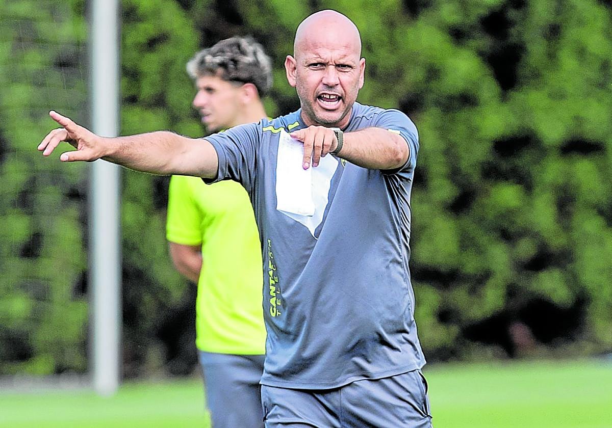 José Alberto hace indicaciones sobreel campo 1 de La Albericia.