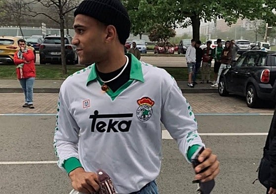 Jordi Mboula, con camiseta vintage del Racing.