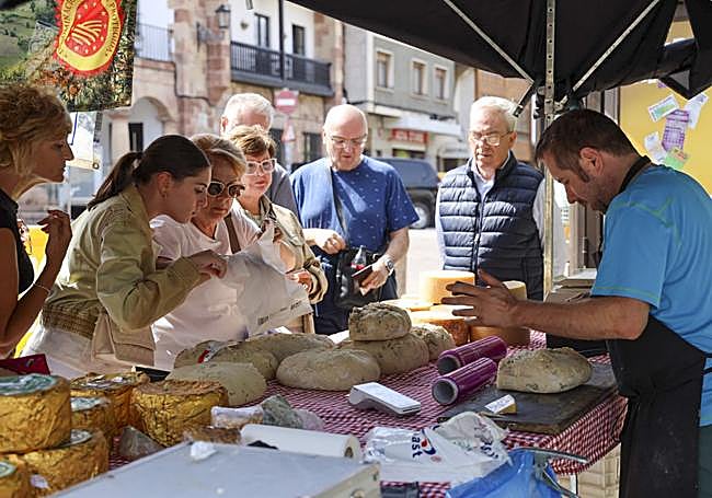 Los más curiosos se acercaron hasta los puestos del mercado tradicional.