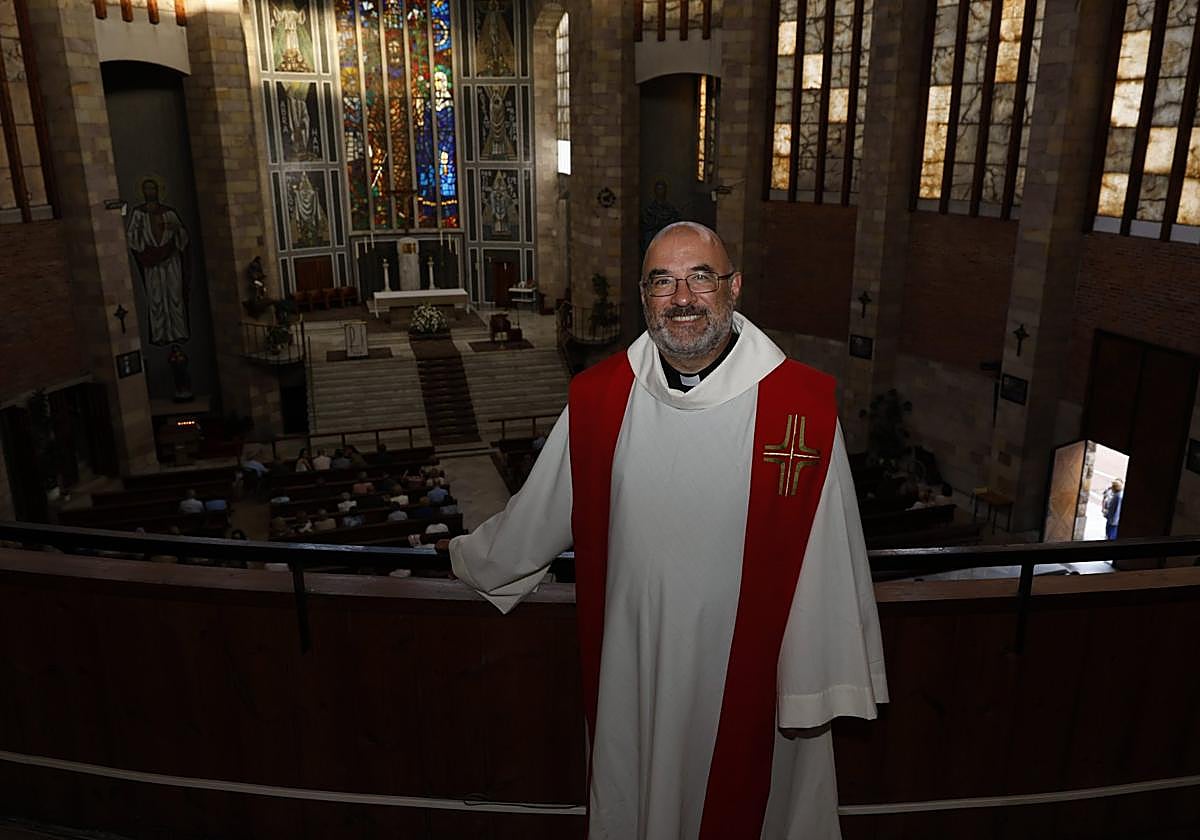 Jesús Casanueva, párroco de San José Obrero, ayer, justo antes de iniciarse la ceremonia.
