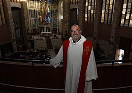 Jesús Casanueva, párroco de San José Obrero, ayer, justo antes de iniciarse la ceremonia.