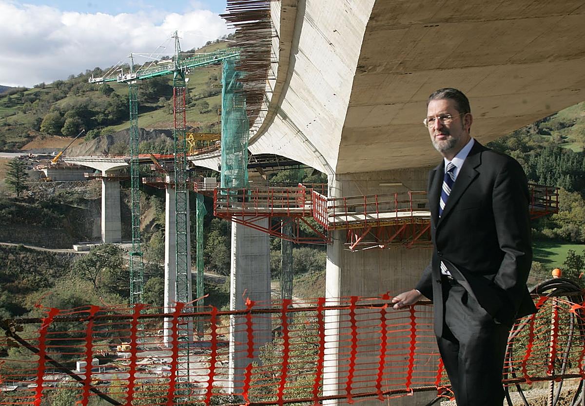 Ibáñez, en octubre de 2006, durante una visita a las obras de construcción de la Autovía de la Meseta entre Molledo y Pesquera.