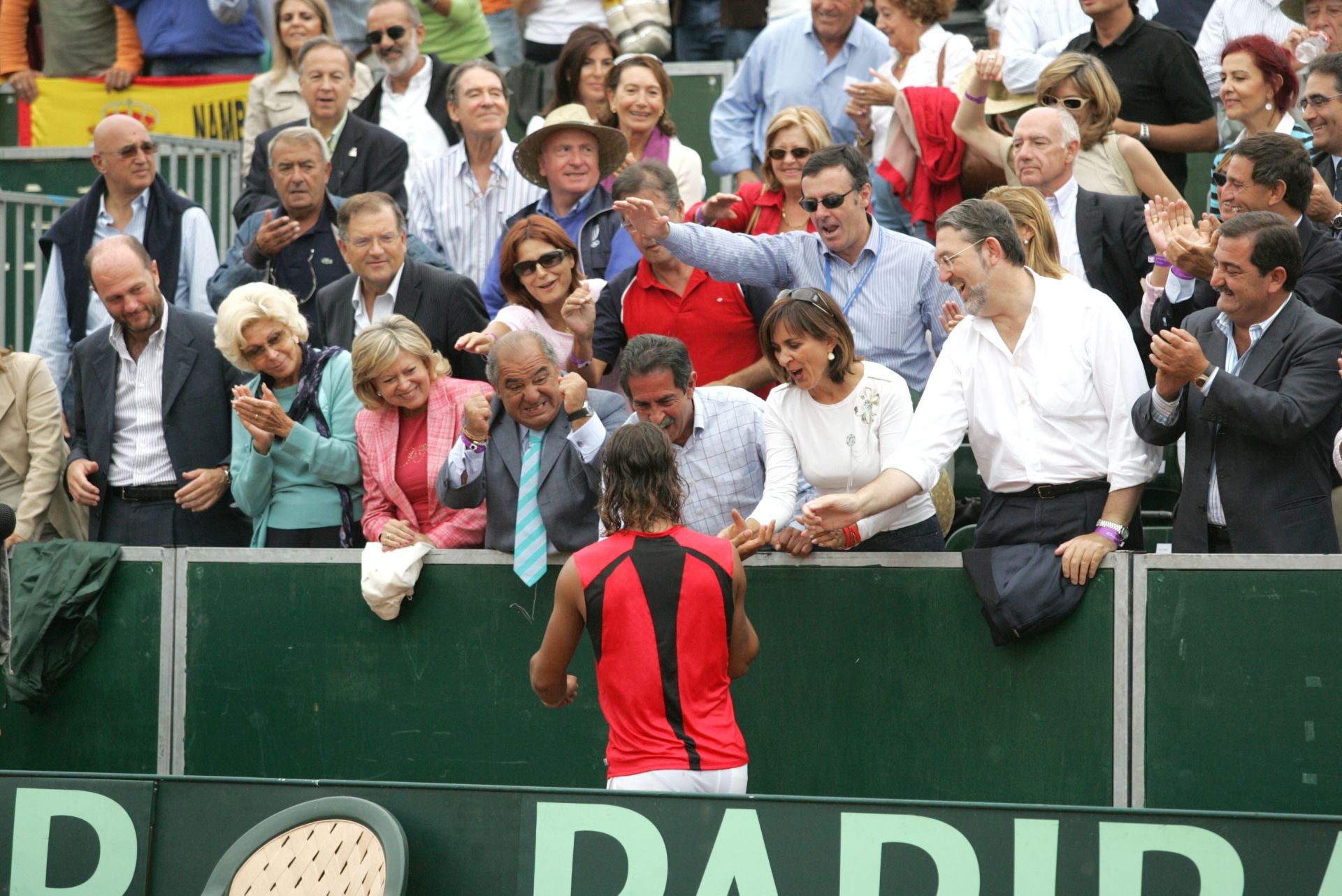 Saludando a Rafa Nadal durante la celebración de la Copa Davis en Santander.