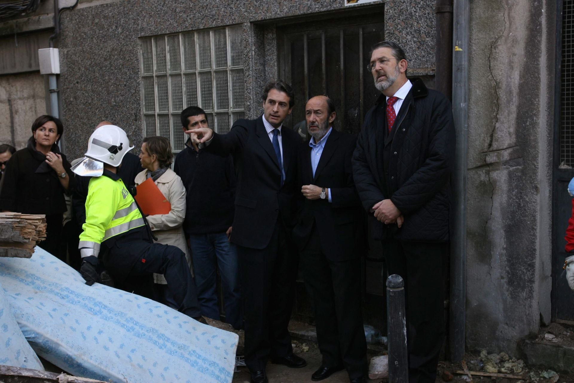Junto al alcalde Íñigo de la Serna, en la calle Cuesta del Hospital tras el derrumbe de un edificio.