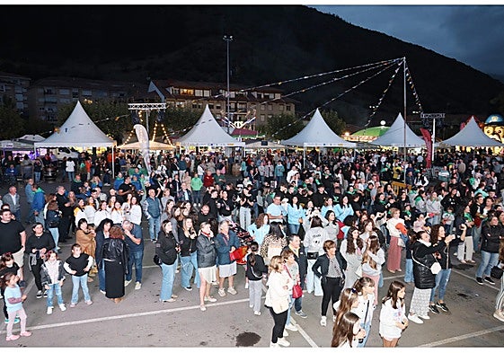 La presentación de las peñas de las Fiestas de la Cruz fue seguida por mucho público