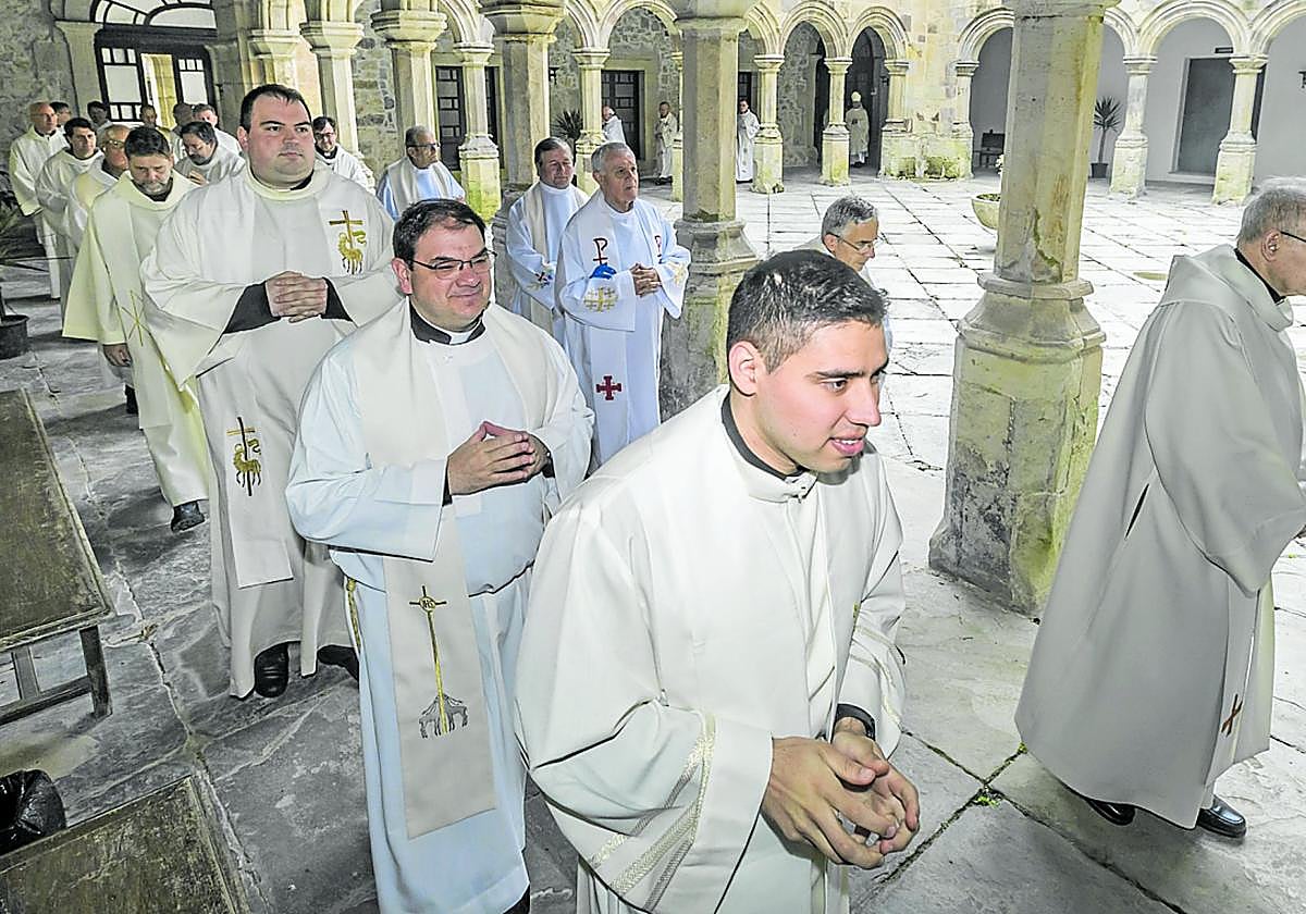 Varios religiosos asisten a las bodas sacerdotales celebradas en mayo en el seminario de Corbán.
