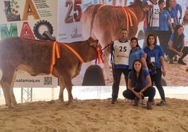 Vela posa en Salamanca con el ganadero Rubén Tabernilla, acompañado de su mujer Vanesa y sus hijas Marina y Andrea.