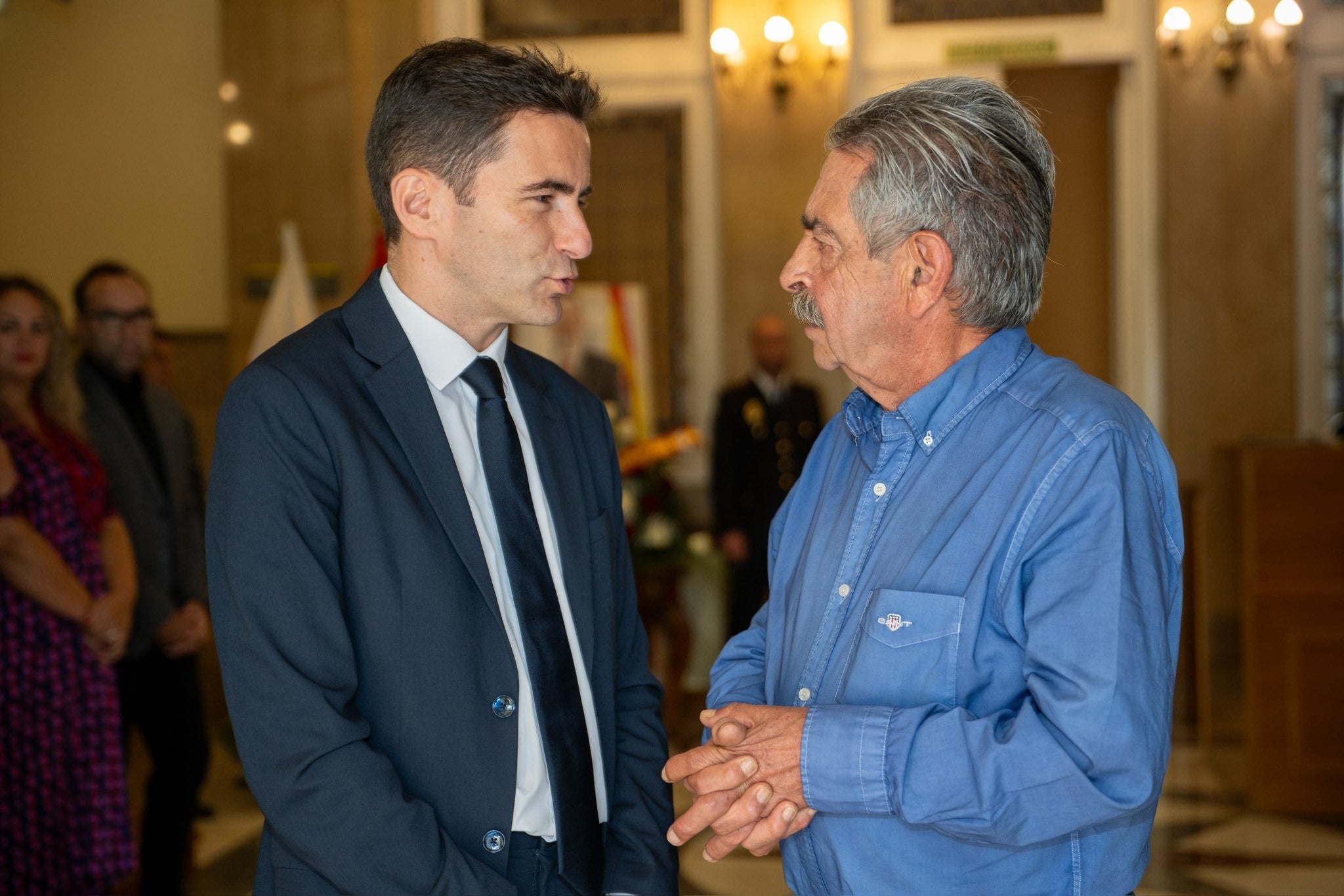 El expresidente Revilla, que coincidió con Ibáñez como delegado del Gobierno -el regionalista como presidente- durante casi todo su mandato, fue uno de los primeros en llegar.