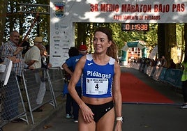 Irene Pelayo, ganadora, en meta.