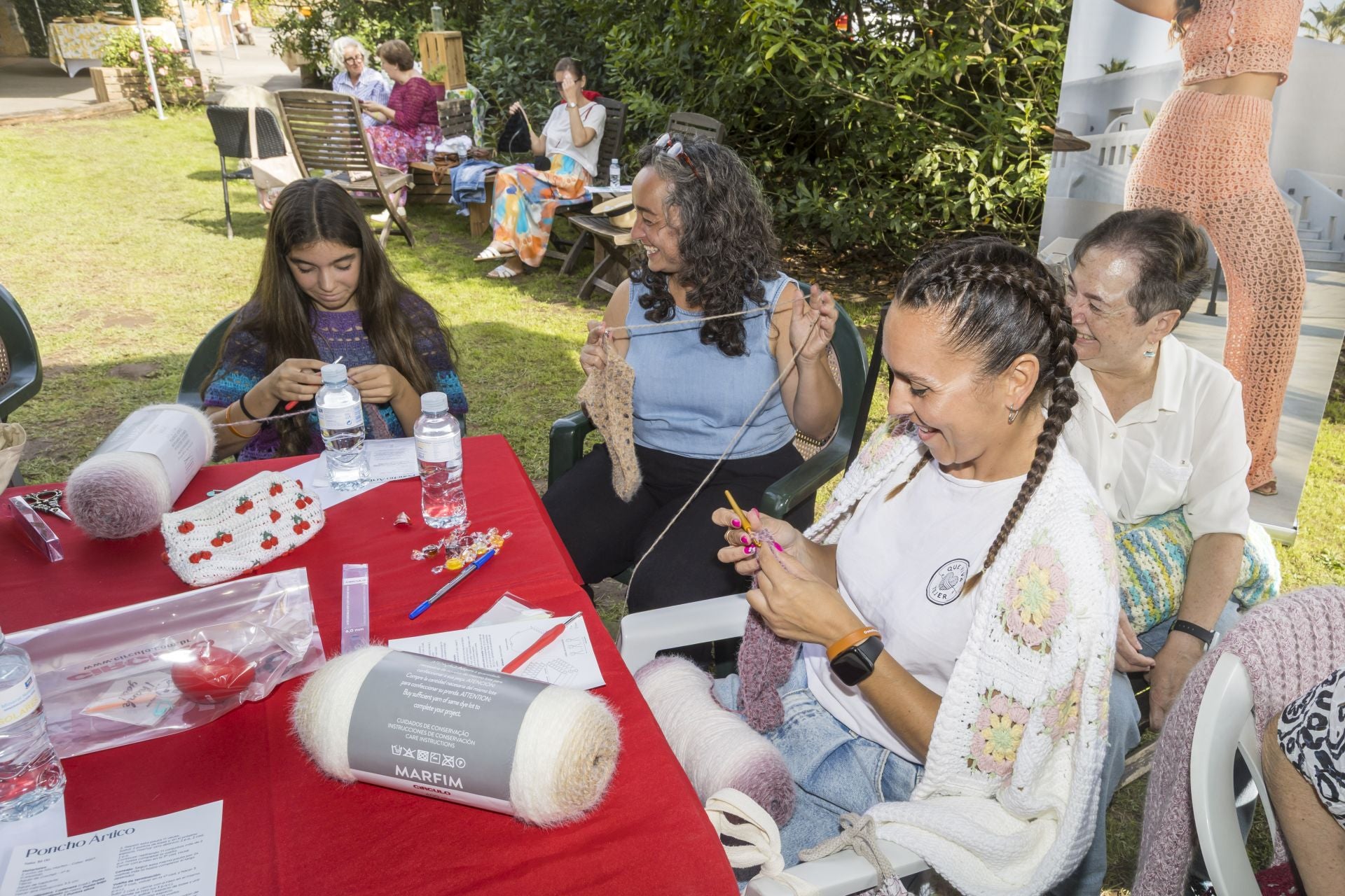 Jóvenes en el grupo experto de ganchillo.