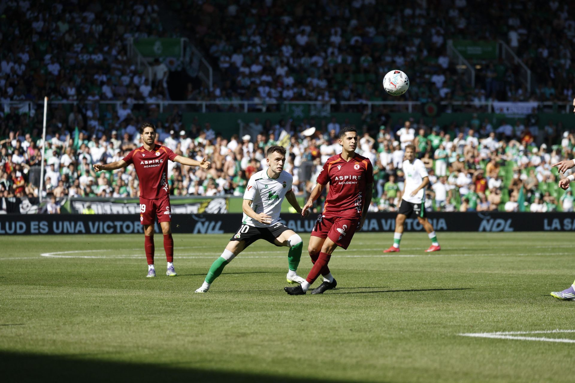 Íñigo Vicente espera un balón aéreo. 