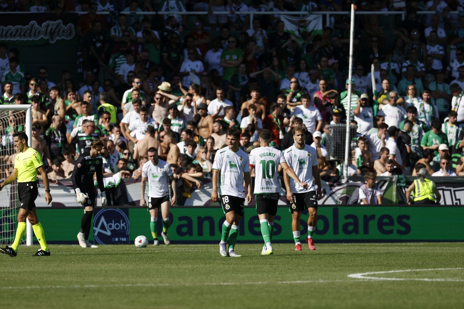Los jugadores del Racing, cariacontecidos, tras encajar uno de los goles culturalistas. 