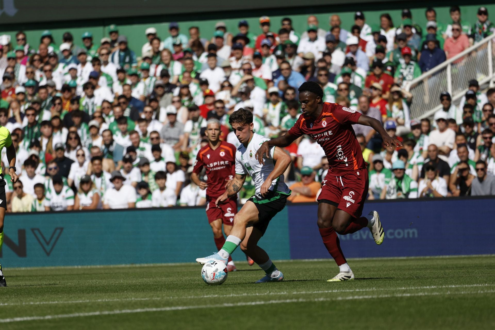 Yeray controla el balón ante la presión de Sellu Diallo. 