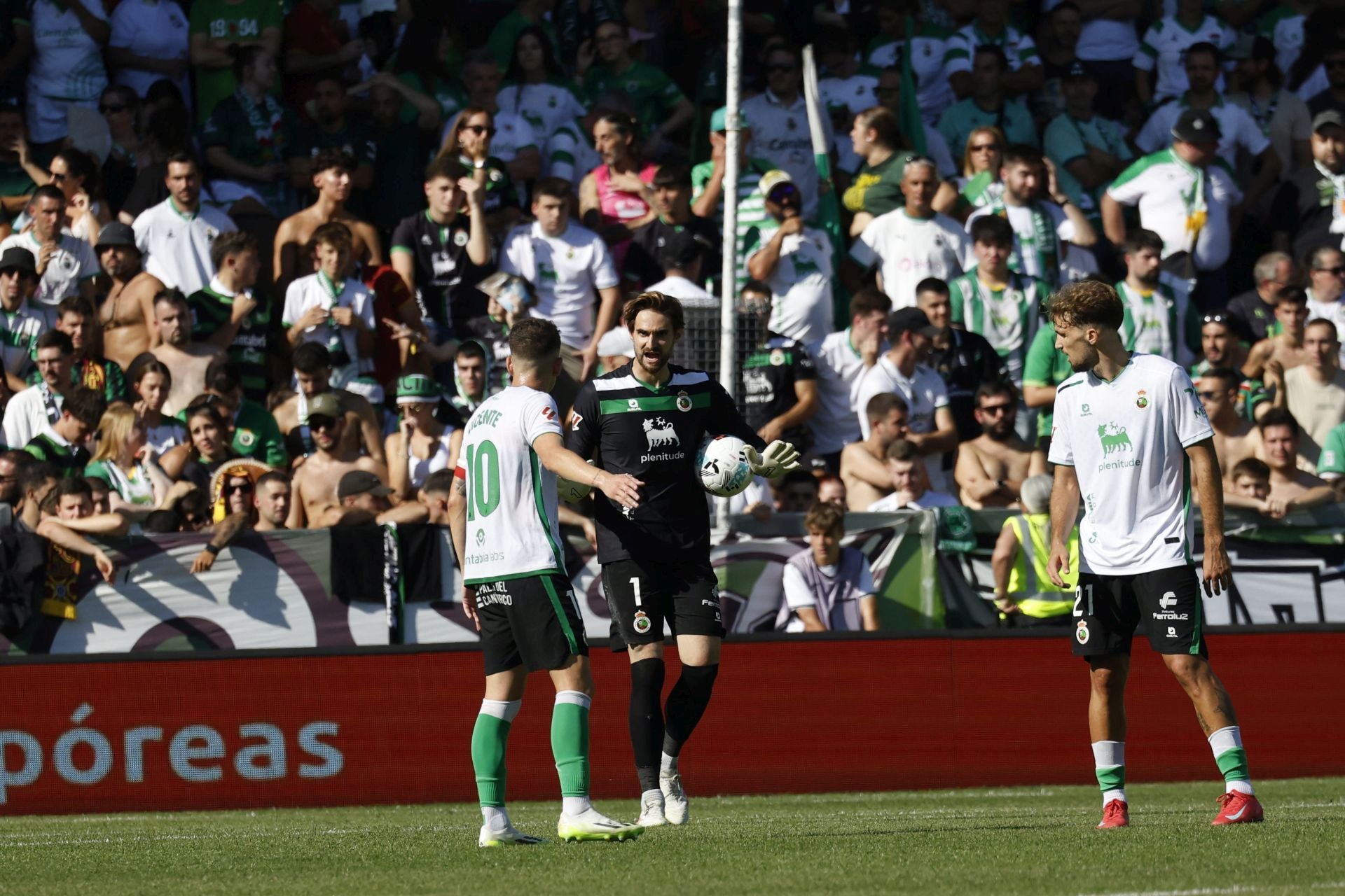 Ezkieta discute con Íñigo Vicente tras uno de los goles encajados por el Racing. 
