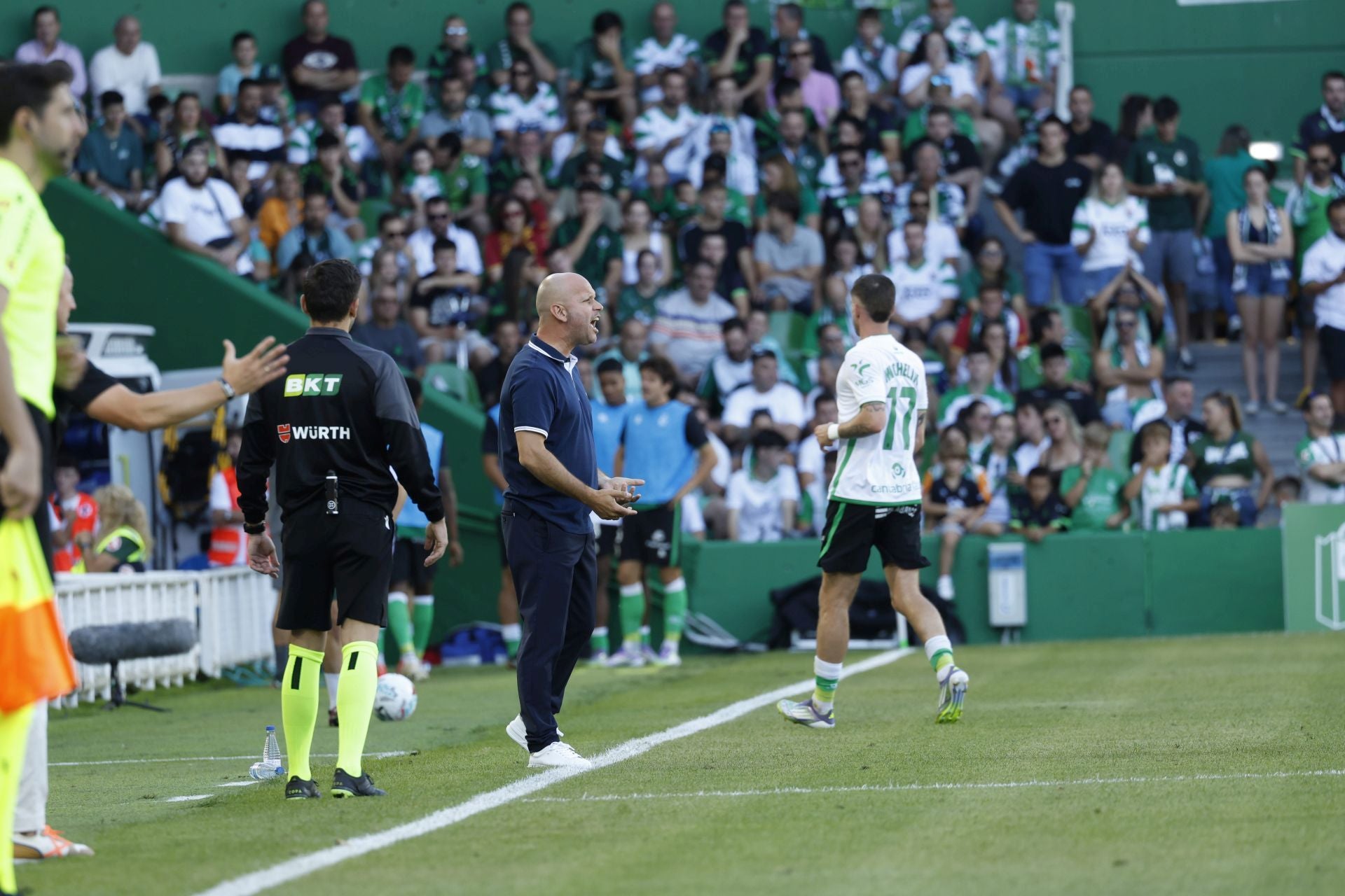 José Alberto grita a sus futbolistas en un momento de la primera parte. 