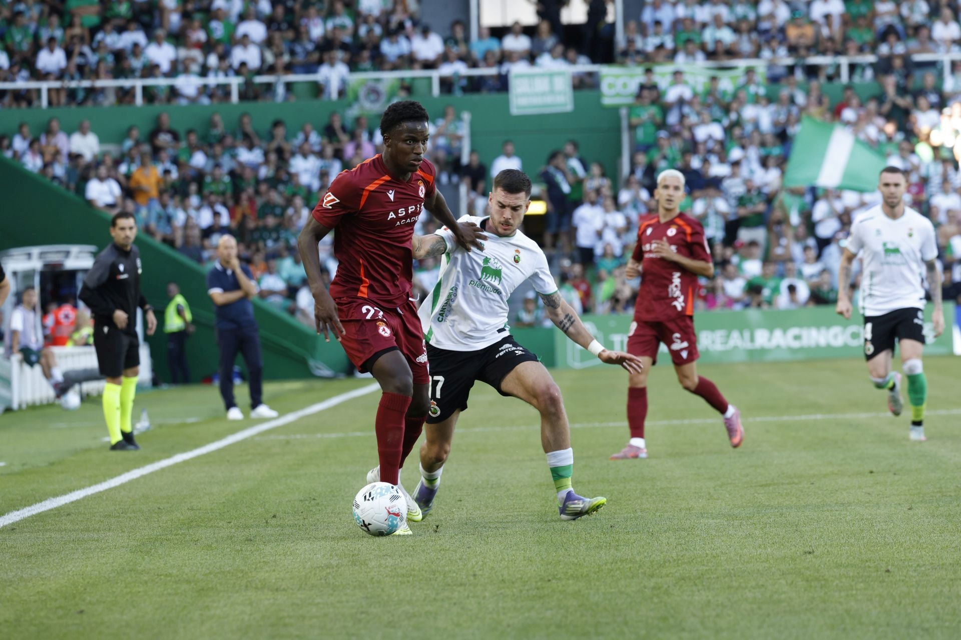 Michelin presiona la salida de balón de Sellu Diallo. 