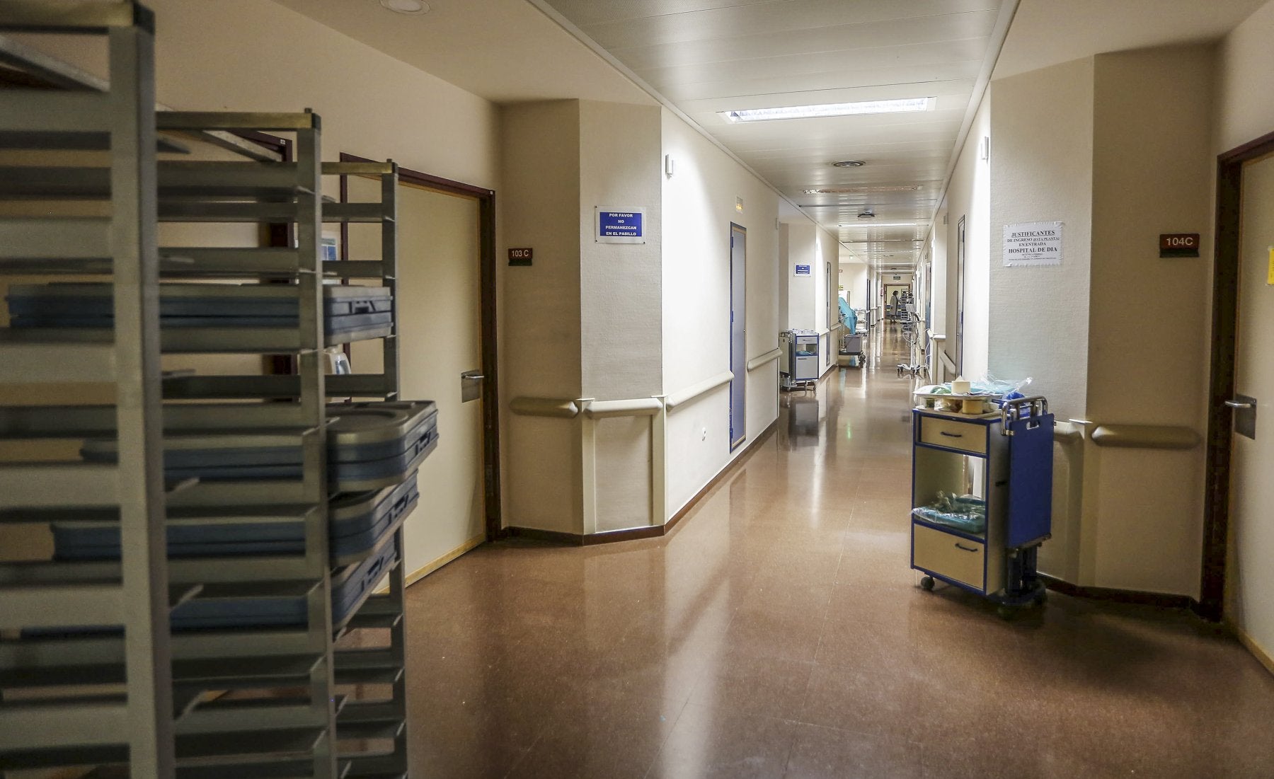 Bandejas para servir la comida a los pacientes en un pasillo del Hospital Sierrallana.
