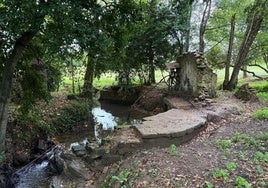 El Molino de Romano continuaba en funcionamiento en los años 50 del pasado siglo, pero en la actualidad solo permanecen la presa y tres paredes.