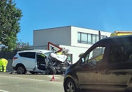Imagen del coche en el que viajaban los fallecidos tras las colisión en Cortiguera.