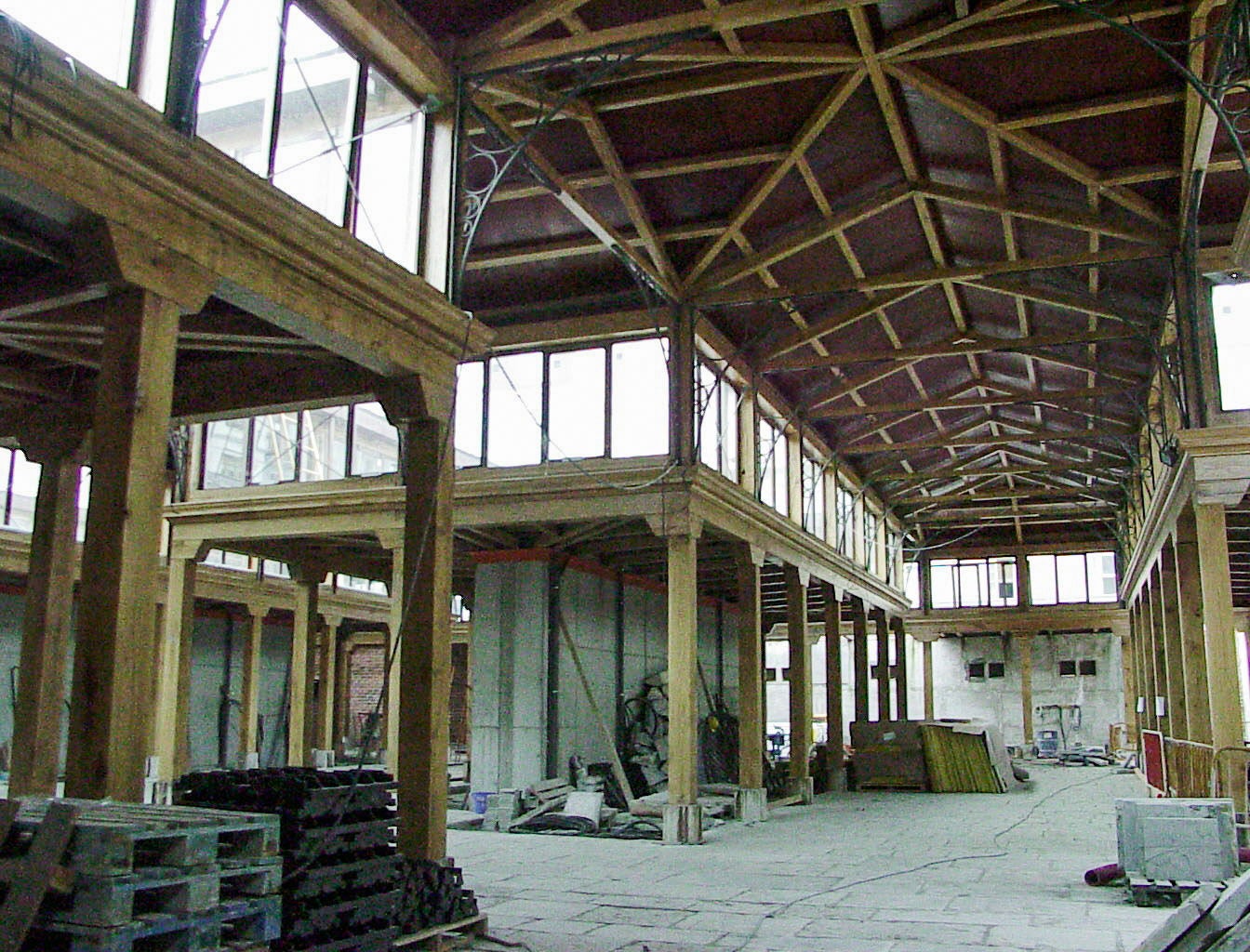 Así se encontraba el interior del Mercado durante los trabajos de reconstrucción, ya muy avanzados. 