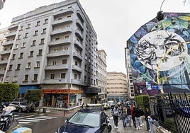 Edificio de la calle Santa Clara donde los vecinos se concentraron en contra de su conversión en pisos turísticos.