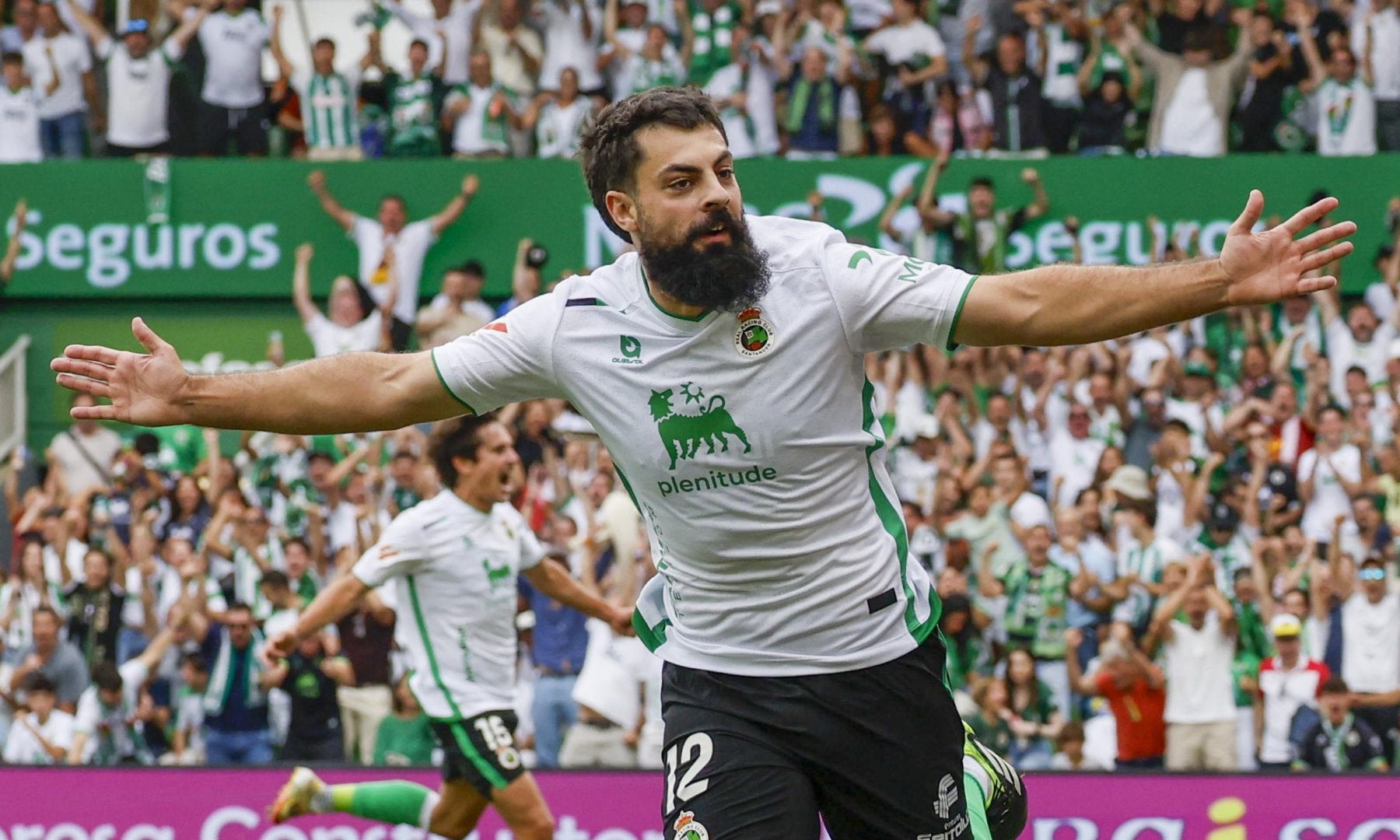 Asier Villalibre celebra un tanto ante el Ceuta.