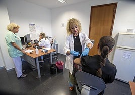 Una enfermera pone una vacuna en la campaña de 2024.