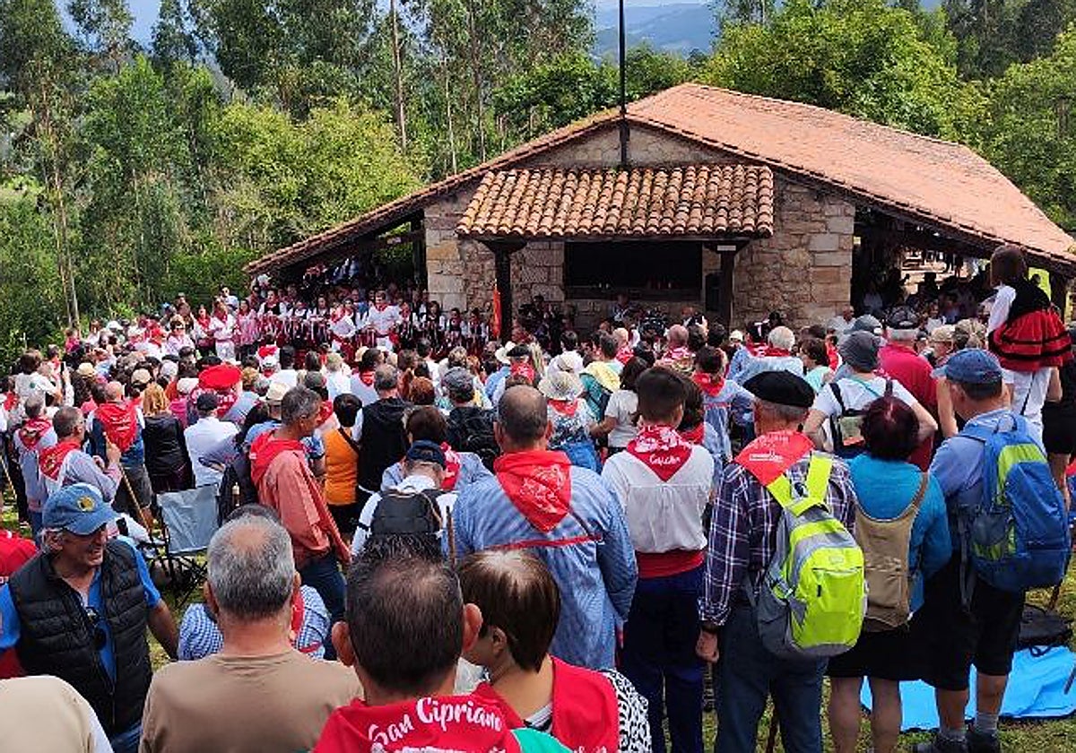 Cientos de personas se congregaron en la ermita de San Cipriano al son del pito, el tambor y la pandereta.