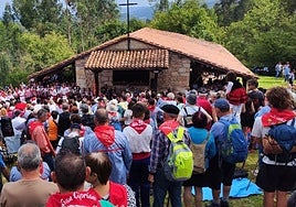Cientos de personas se congregaron en la ermita de San Cipriano al son del pito, el tambor y la pandereta.