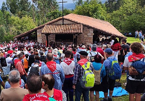 Cientos de personas se congregaron en la ermita de San Cipriano al son del pito, el tambor y la pandereta.