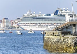 El crucero Ventura, de la naviera P&O y con 288,6 metros de eslora, el pasado julio en Santander.