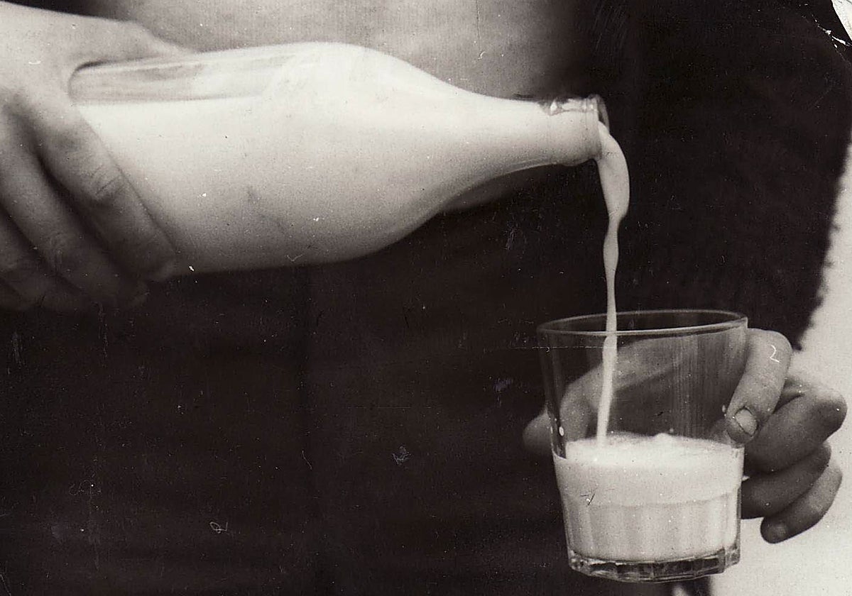 Vaso de leche en blanco y negro.