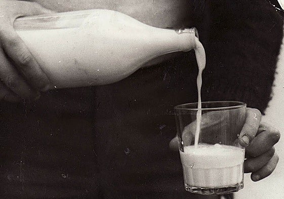 Vaso de leche en blanco y negro.