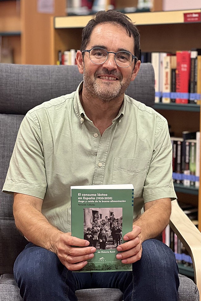 Fernando Collantes, con el libro que acaba de ver la luz sobre el consumo de leche entre sus manos.