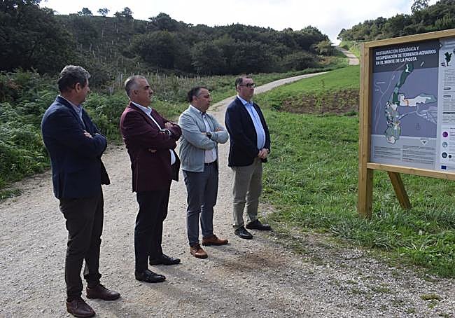 Las autoridades, junto a los paneles que explican la intervención que se ha ejecutado